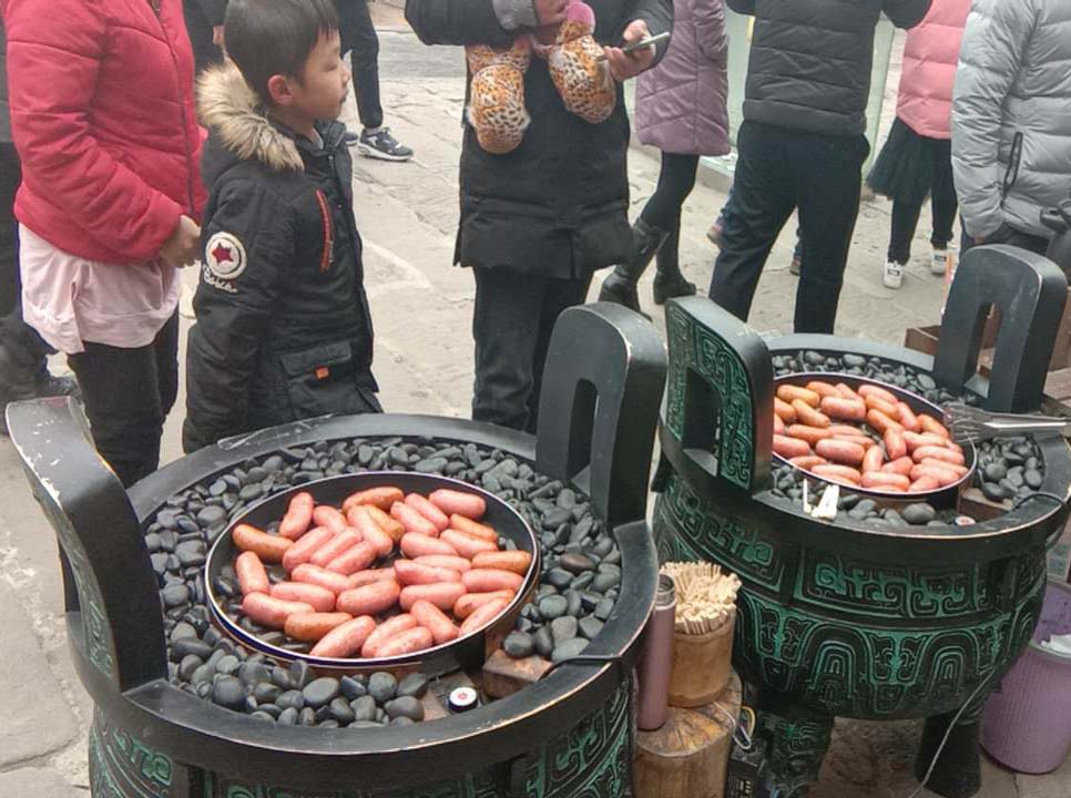 漢伯尅石(shi)鍋烤腸貴陽廟會倍受歡迎